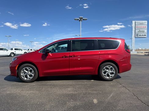 Used 2024 Chrysler Pacifica Limited AWD/4WD image 8