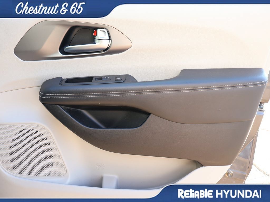 Used 2023 Chrysler Pacifica Touring-L AWD/4WD image 8