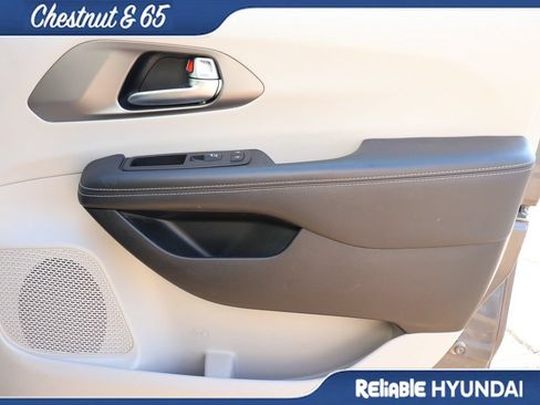 Used 2023 Chrysler Pacifica Touring-L AWD/4WD image 8