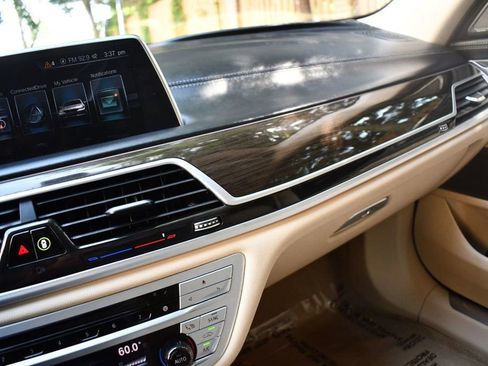 Used 2017 BMW 750i xDrive image 37