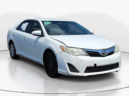 Used 2014 Toyota Camry LE FWD image 3