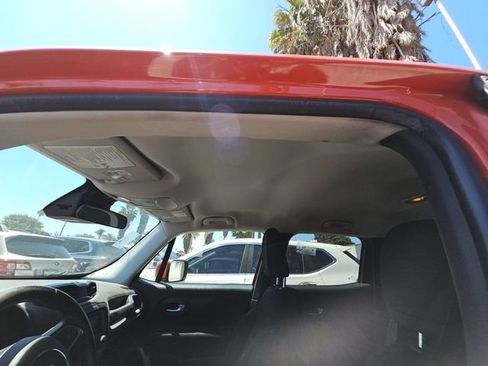Used 2017 Jeep Renegade Latitude AWD/4WD image 9