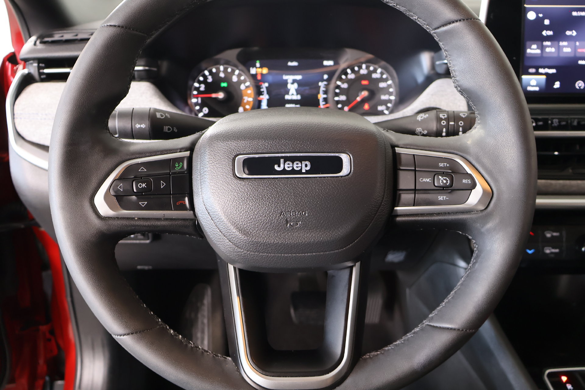 Used 2025 Jeep Compass Latitude AWD/4WD image 3