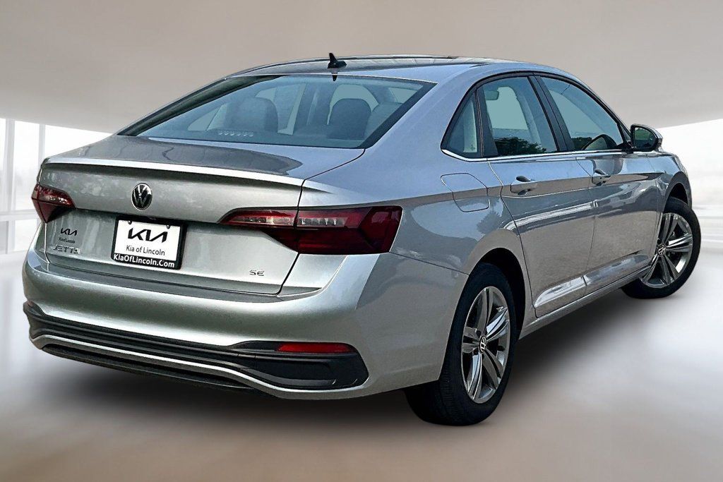 Used 2024 Volkswagen Jetta SE FWD image 6