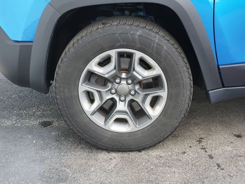 Used 2019 Jeep Cherokee Trailhawk AWD/4WD image 6