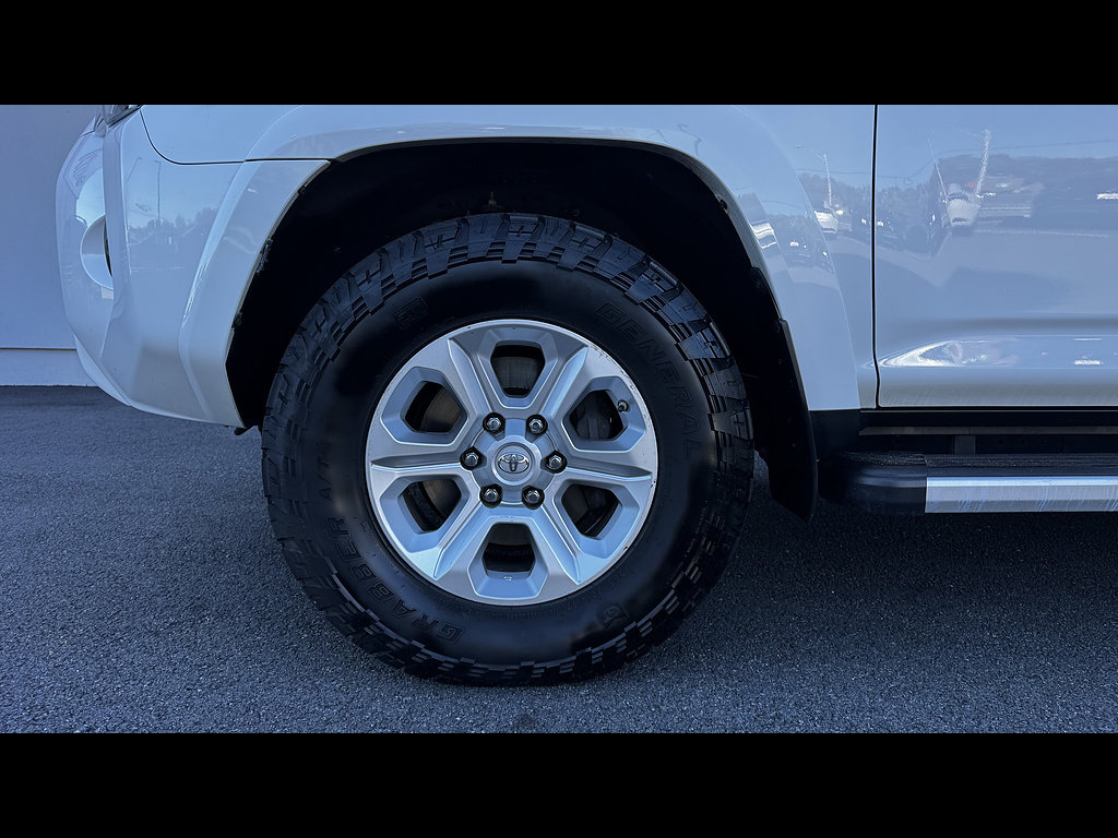 Certified 2020 Toyota 4Runner SR5 Premium w/ Moonroof Package AWD/4WD image 18