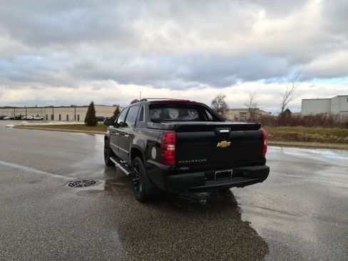Used 2013 Chevrolet Avalanche LTZ image 7