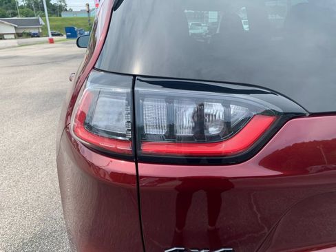 Used 2019 Jeep Cherokee Latitude Plus AWD/4WD image 31