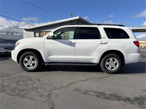 Used 2015 Toyota Sequoia SR5 image 2
