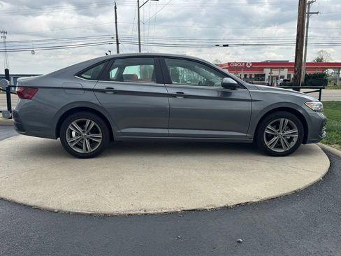 Used 2024 Volkswagen Jetta SE image 8