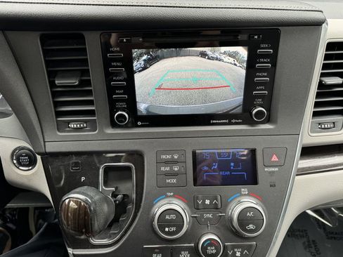 Used 2019 Toyota Sienna XLE image 9