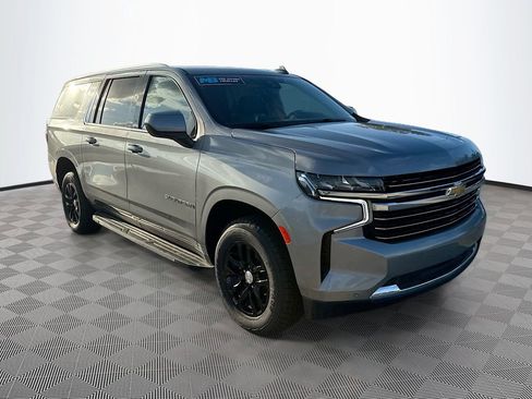 Used 2023 Chevrolet Suburban LT image 3