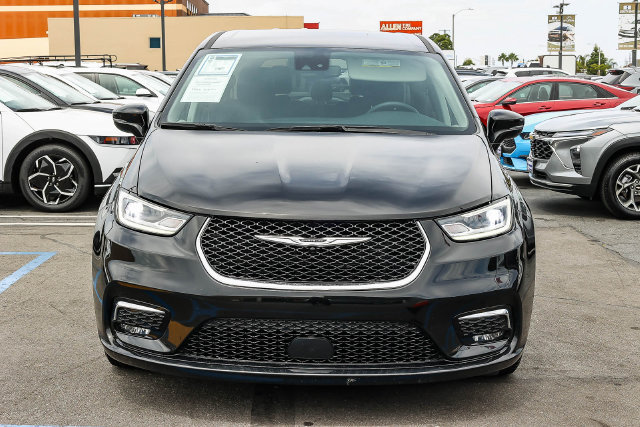 Used 2024 Chrysler Pacifica Touring-L FWD image 2