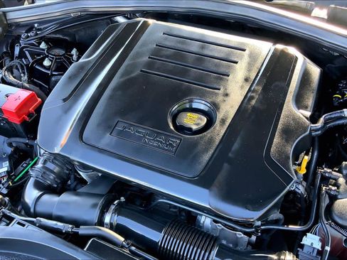 Used 2018 Jaguar F-PACE Premium image 32