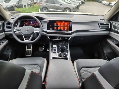 Certified 2025 Volkswagen Atlas Peak Edition SE AWD/4WD image 8