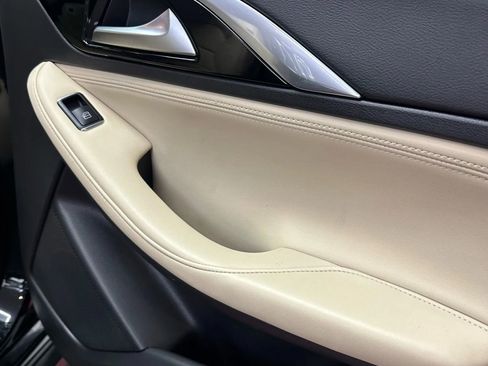 Used 2017 INFINITI QX30 Premium w/ Navigation Package image 34