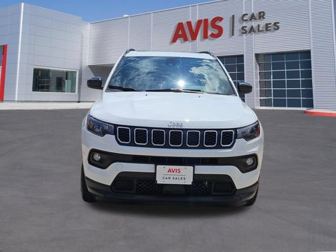 Used 2025 Jeep Compass Latitude w/ Sun & Sound Group AWD/4WD image 9