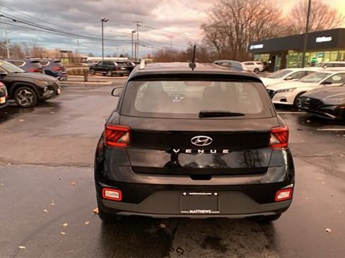 Certified 2025 Hyundai Venue SEL image 4