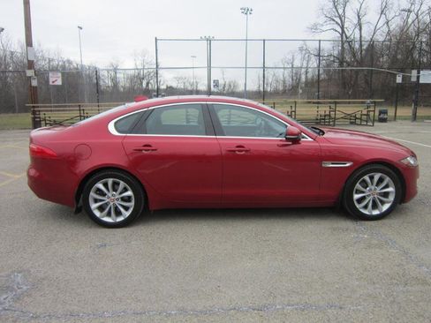 Used 2018 Jaguar XF Premium image 3