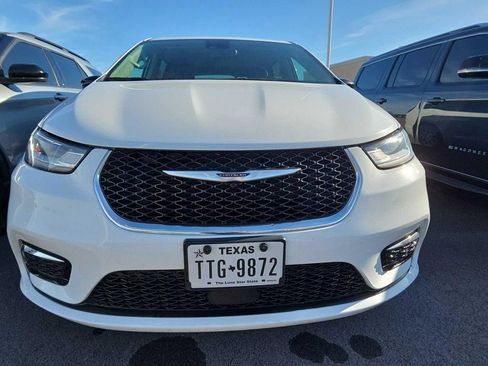 Used 2024 Chrysler Pacifica Touring-L image 2