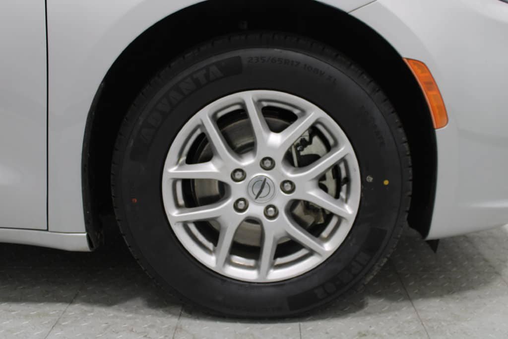 Used 2023 Chrysler Pacifica Touring-L FWD image 5