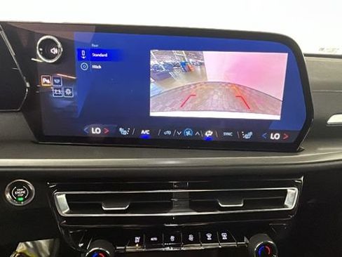 Used 2025 Chevrolet Traverse LT AWD/4WD image 24
