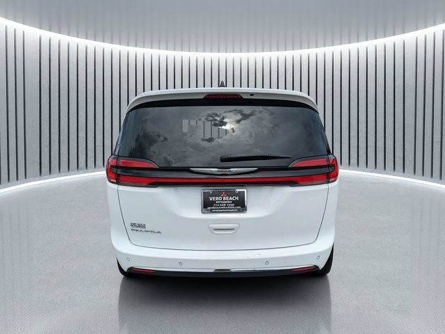 Used 2023 Chrysler Pacifica Touring-L FWD image 5