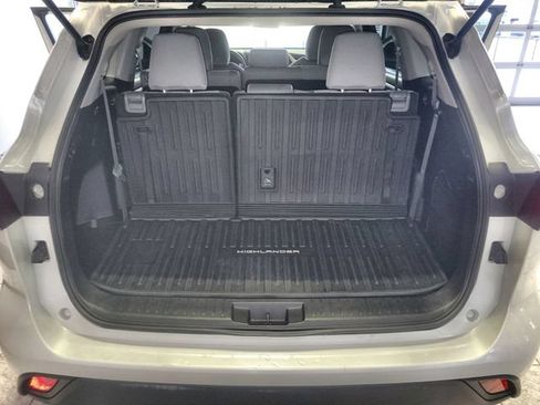 Used 2023 Toyota Highlander L FWD image 24