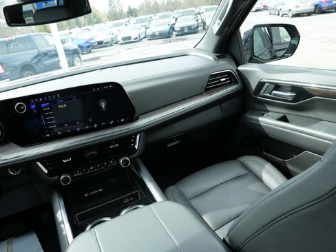 Used 2025 Chevrolet Suburban Z71 image 36