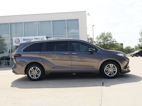Used 2024 Toyota Sienna Limited AWD/4WD image 4