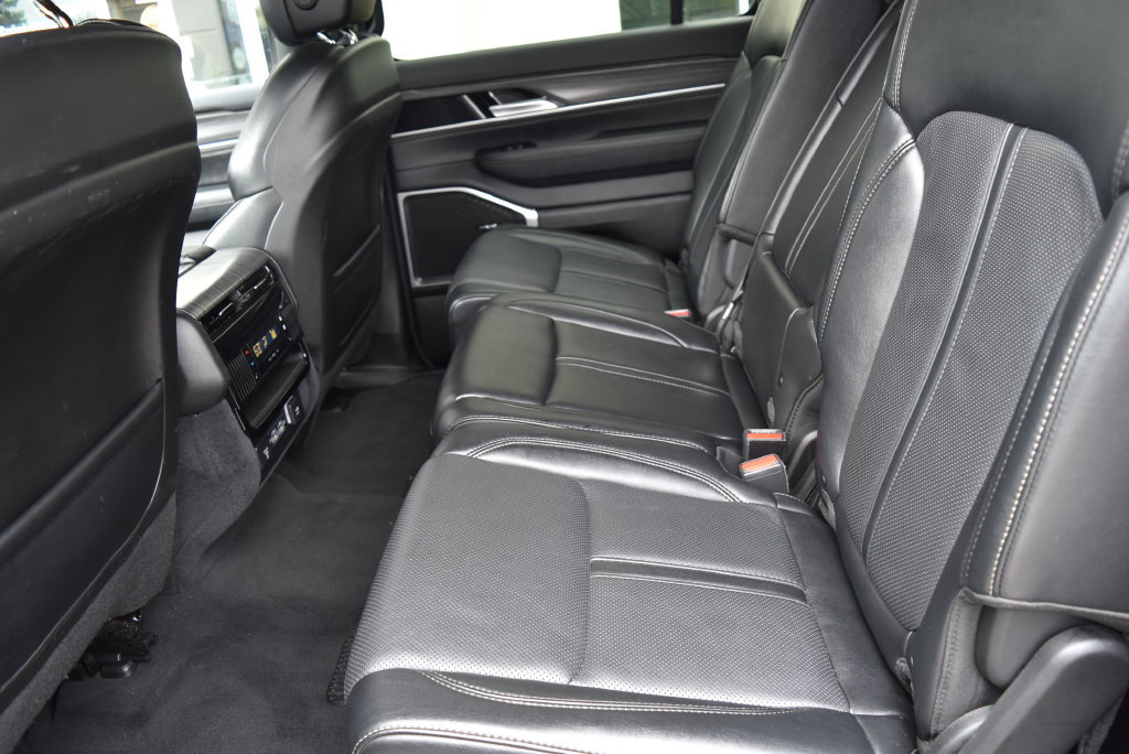 Used 2024 Jeep Wagoneer L Series II w/ Flexible Seating Group AWD/4WD image 11