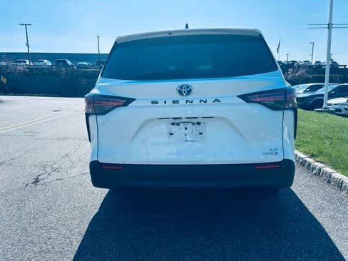 Used 2022 Toyota Sienna LE image 5