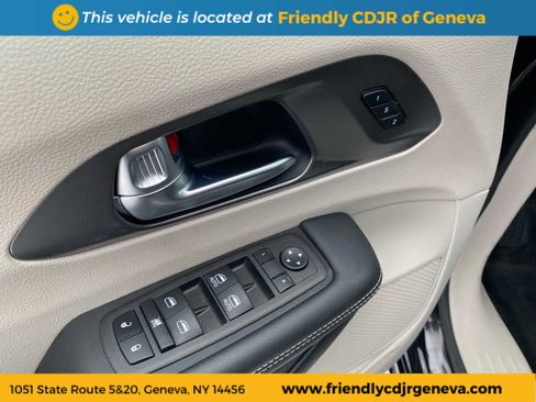 Used 2023 Chrysler Pacifica Touring-L image 20