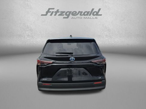 Used 2025 Toyota Sienna LE FWD image 7