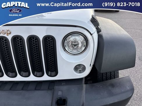 Used 2018 Jeep Wrangler Rubicon w/ Power Convenience Group image 11