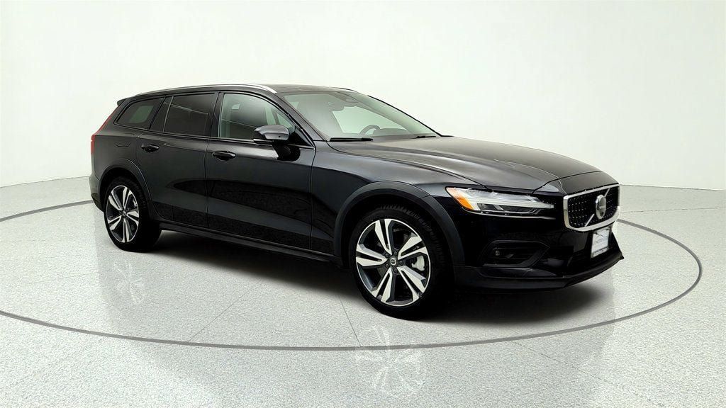 Used 2025 Volvo V60 B5 Cross Country Plus AWD/4WD image 3