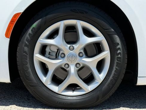 Used 2017 Chrysler Pacifica Touring-L w/ Tire & Wheel Group FWD image 28