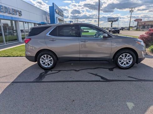 Used 2018 Chevrolet Equinox LT FWD image 2