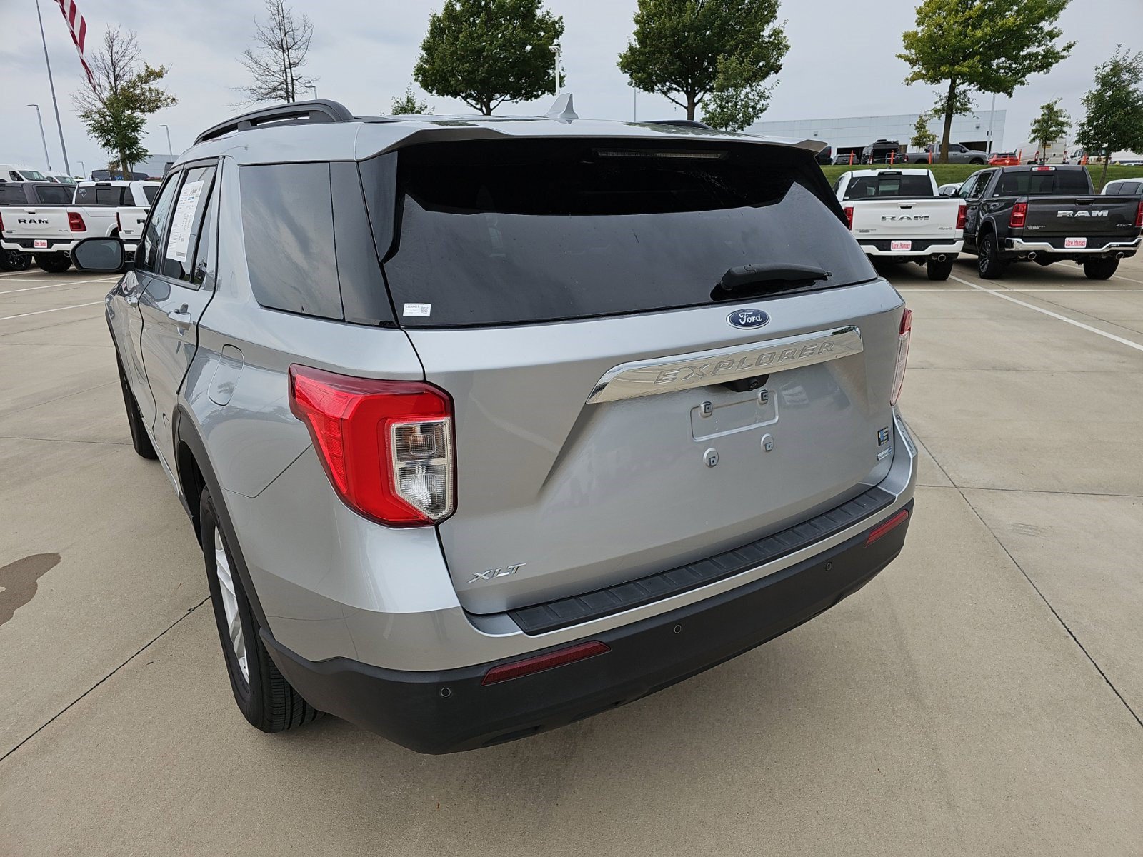 Used 2020 Ford Explorer XLT AWD/4WD image 3