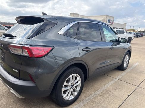 Used 2020 Ford Escape SE image 6