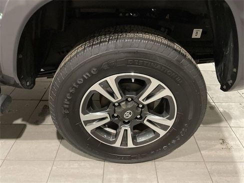 Used 2018 Toyota Tacoma TRD Sport image 9