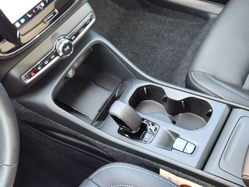 Used 2025 Volvo XC40 B5 Core w/ Protection Package Premier image 27