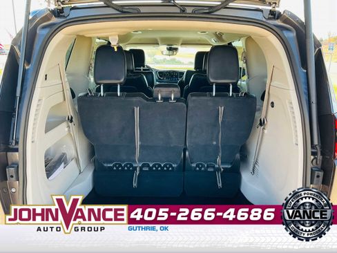 Used 2023 Chrysler Pacifica Touring-L image 7