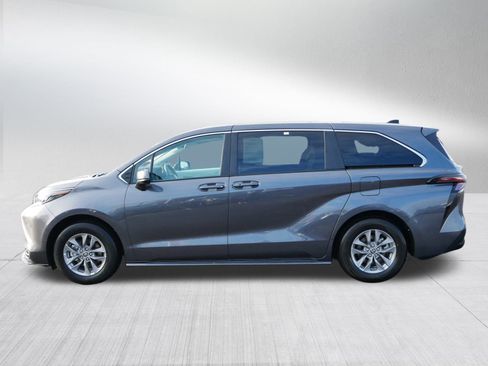 Used 2025 Toyota Sienna LE image 4