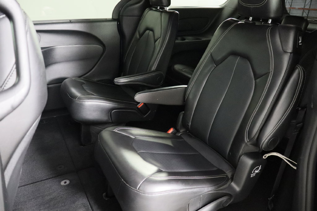Used 2025 Chrysler Pacifica Select FWD image 16