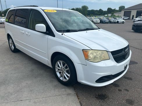 Used 2016 Dodge Grand Caravan SXT FWD image 3