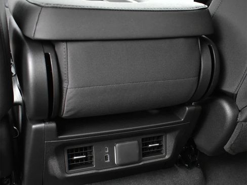 Used 2023 Chevrolet Silverado 1500 LT w/ Leather Package AWD/4WD image 10