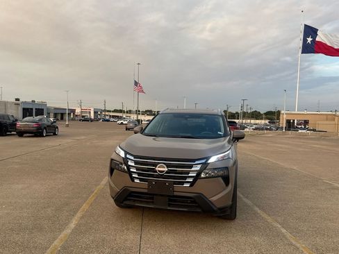 Used 2024 Nissan Rogue SV w/ SV Premium Package AWD/4WD image 6