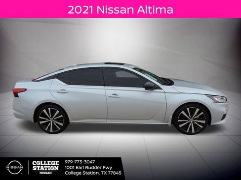 Certified 2021 Nissan Altima 2.5 SR w/ SR Premium Package image 2