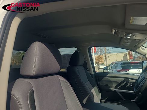Used 2024 Nissan Titan SV w/ SV Convenience Package image 30